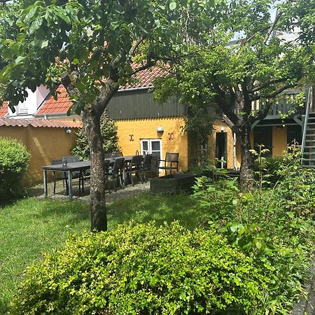 Vidunderligt Hus M/Egen Gardhave - Midt I Centrum Apartamento Ålborg Exterior foto